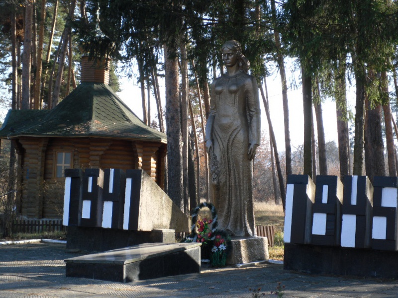 Файл:Пам'ятник загиблим воїнам с. Іволжанське.JPG