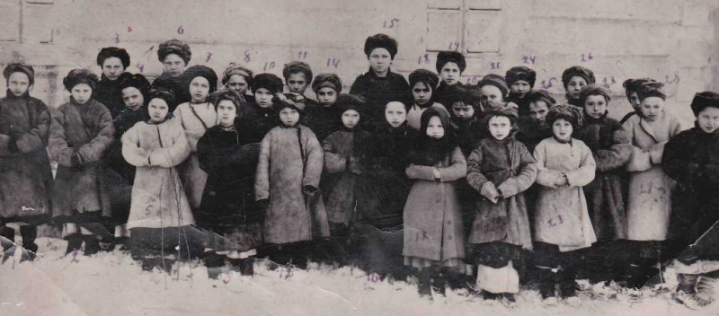 Файл:Учениці школи початку ХХ століття.jpg